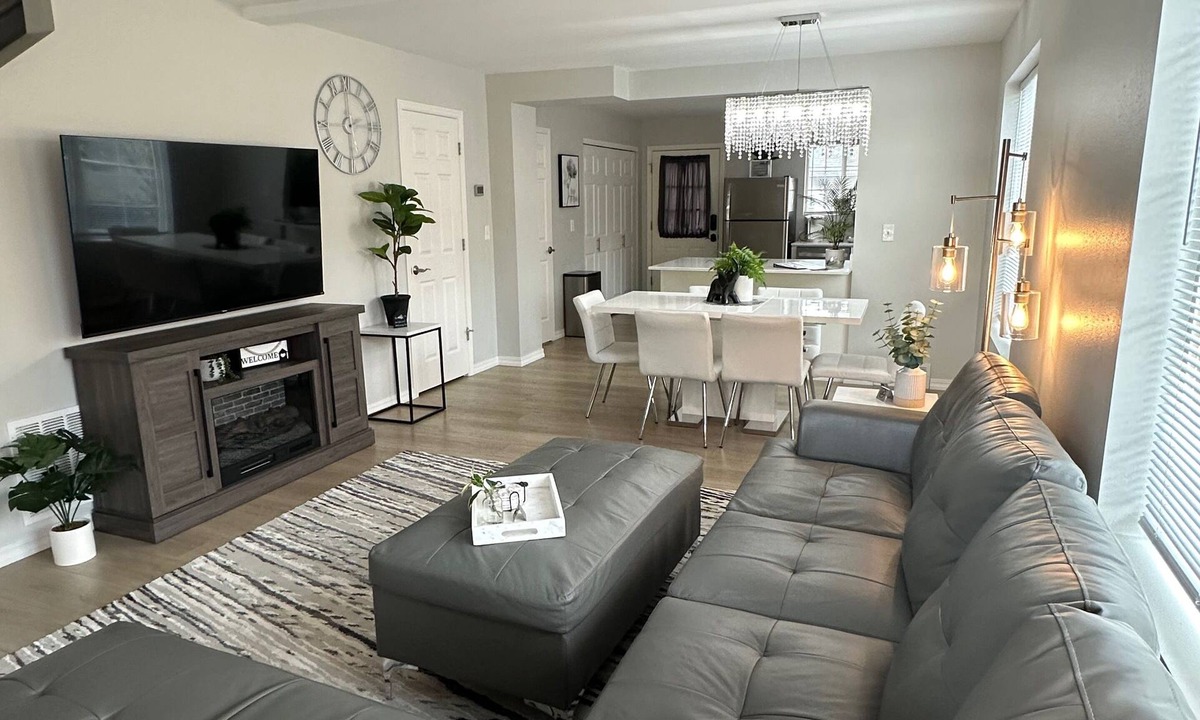 Franklin to the Fort House | Townhouse on Strand.Centrally located with all new furnishings and Central AC