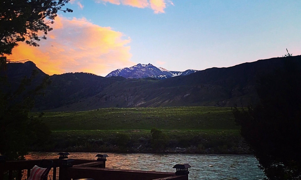 Gardiner House | Tranquil Private Home on the Yellowstone River