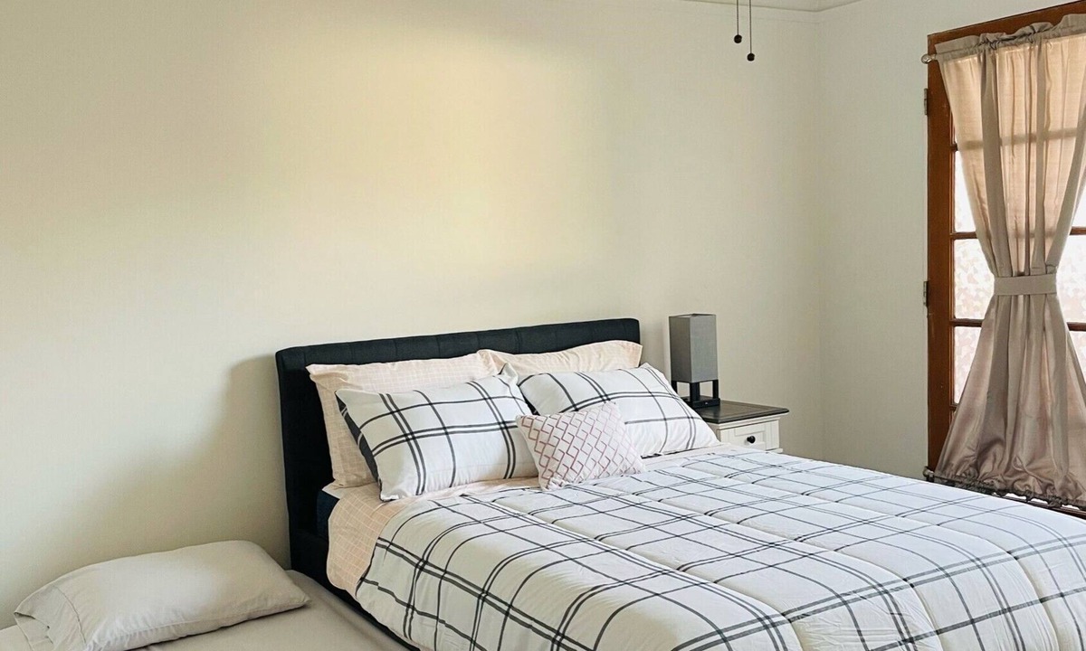 Beverly Grove House | Tranquil Retro Hollywood One Bedroom with Parking