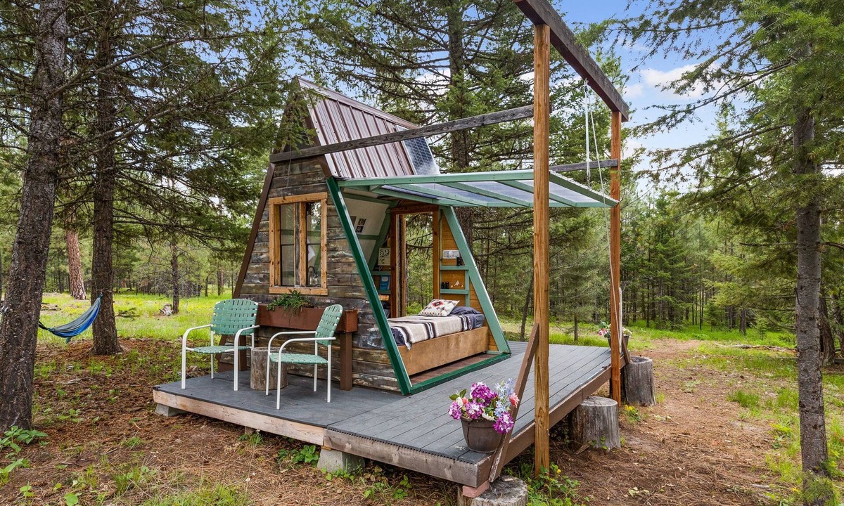 Greenough Cabin | Transforming, Pet-friendly A-frame Cabin + Hot Tub near Missoula, Montana