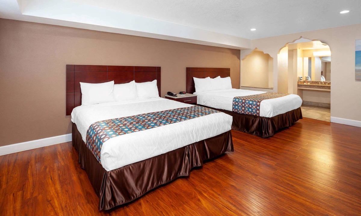 Harbor Hotel | Travelodge by Wyndham Harbor City