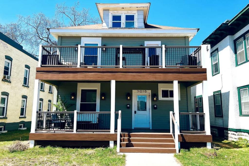 Lyn-Lake Apartment | Trendy and Stylish 3BR Uptown Duplex