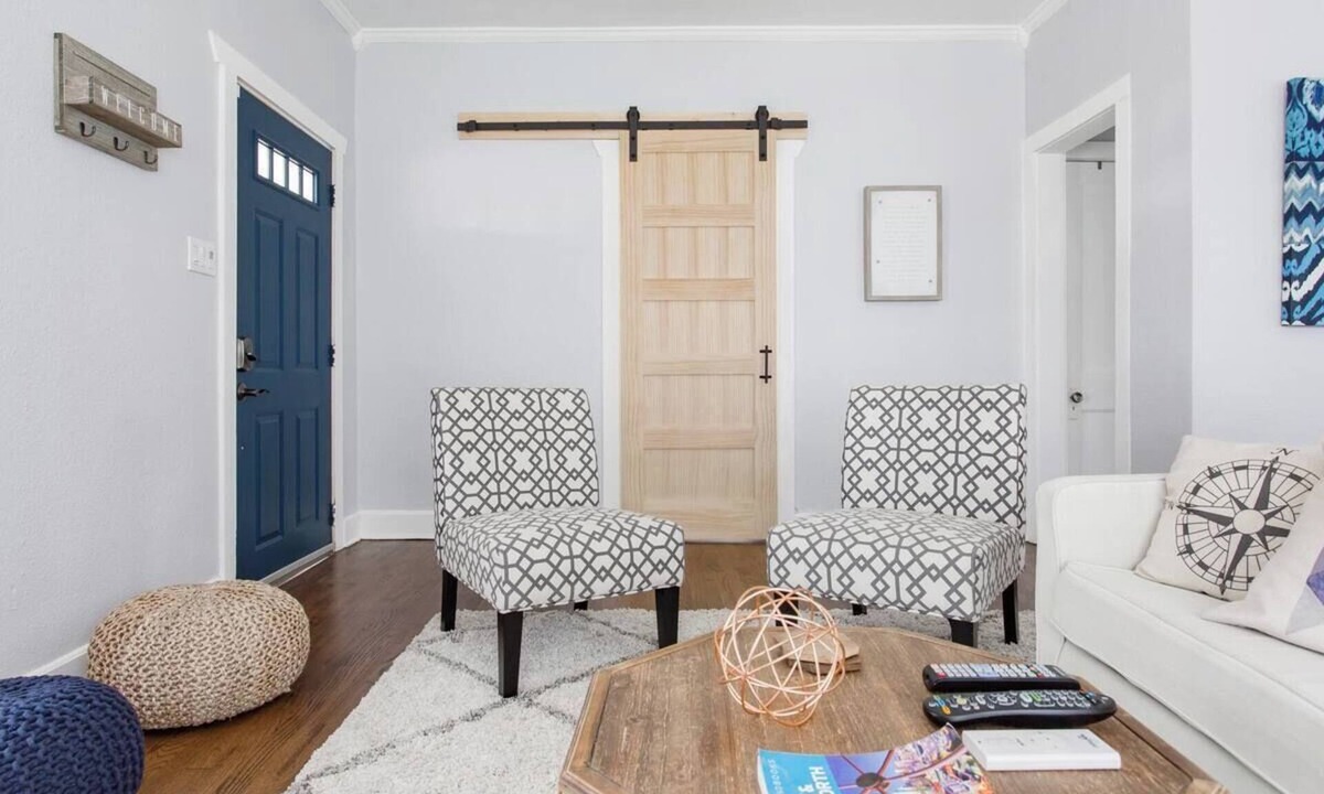 Knox - Henderson House | Trendy, Charming 2-bedroom bungalow in Dallas