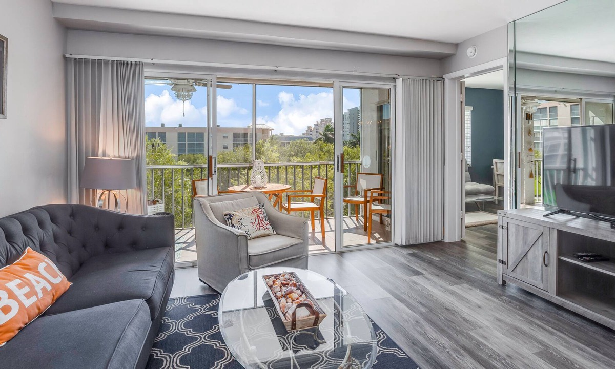 Marco Island Condo | Trendy condo w/ shared pool, central AC, and high-speed WiFi - snowbirds welcome