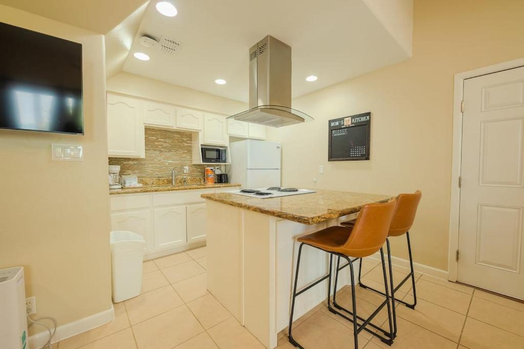 South Padre Island Apartment | Tropical Retreat Coastal 1BR Getaway with Balcony 212