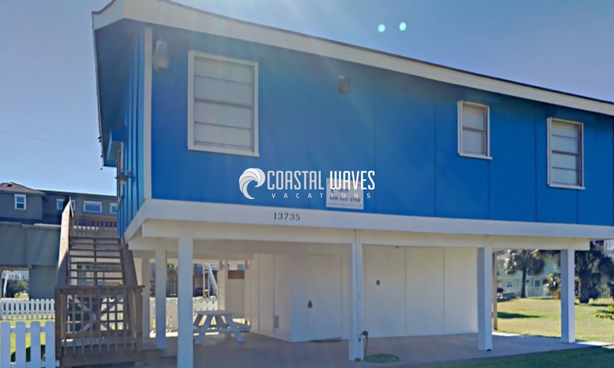 Pirates Beach House | Tutt Hutt - Fenced yard Home in Pirates Beach!