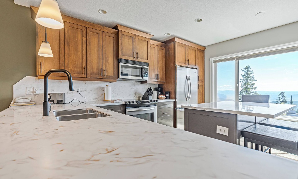 Silver Star Mountain Hotel | Ultimate Slopeside Retreat – Sleeps 24 Across Two Spacious Townhomes