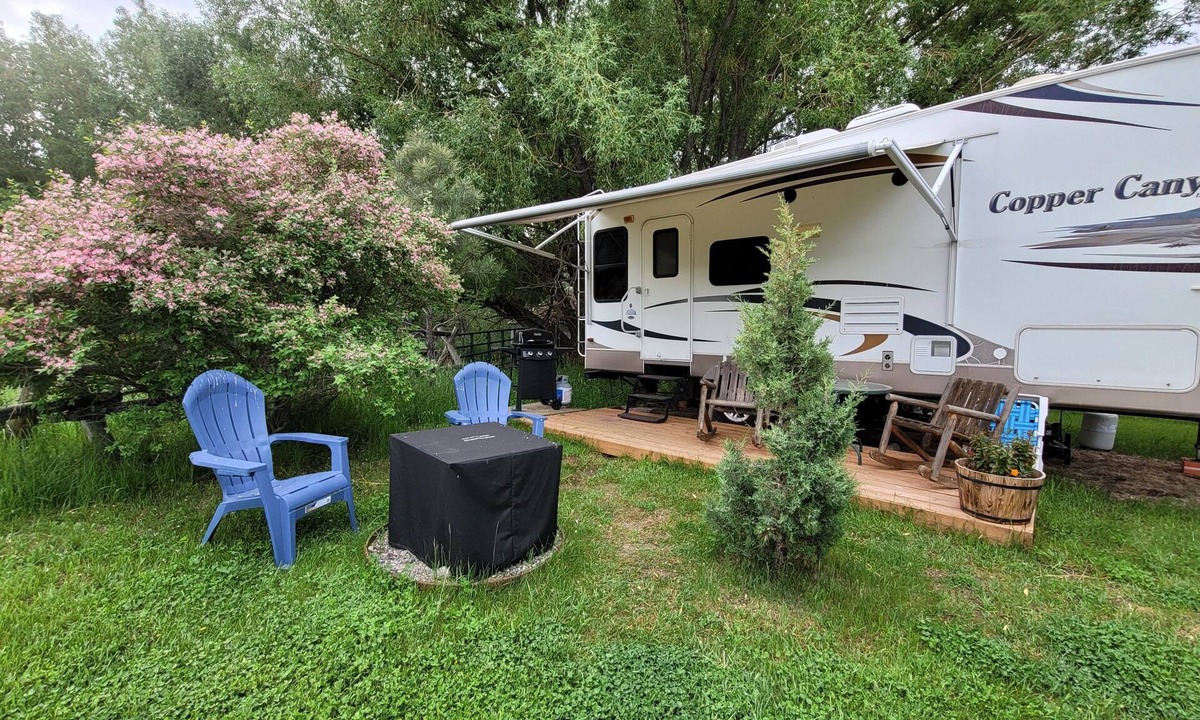 Gardiner House | Unique Yellowstone Camping Glamping Getaway. RV on Solo Sight w/Full Hookups