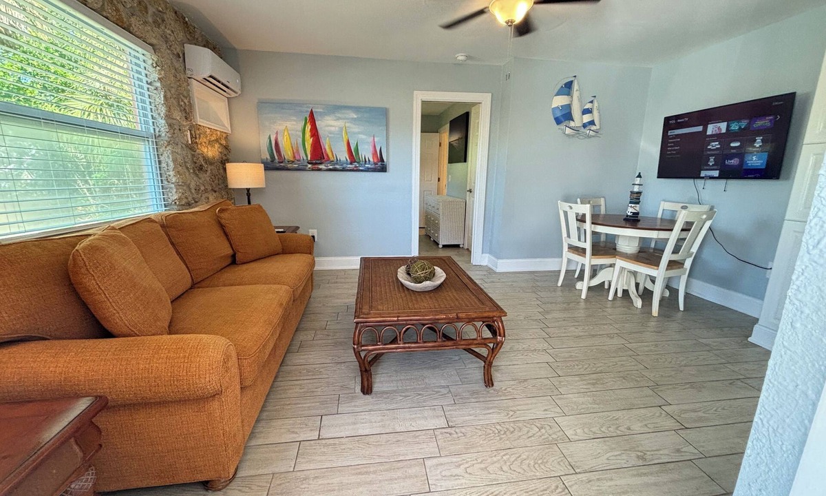 Bonita Shores Cottage | Updated 2024 King Bed Kit W/D Dock On Imperial River 1.3 Mi to Beach Sleeps 4