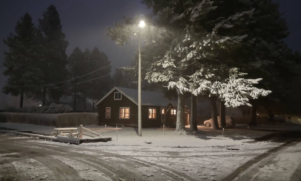 Columbia Falls Cabin | Updated downtown cabin with amazing mountain views and huge fenced yard!