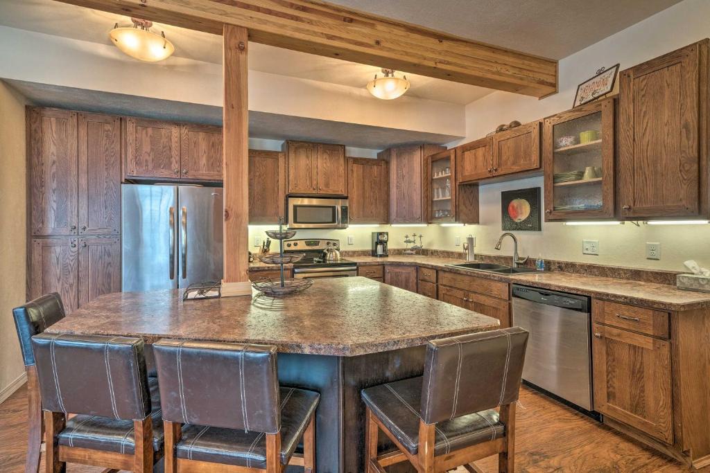 Red Lodge House | Updated Townhome with Hot Tub - Walk to Downtown!