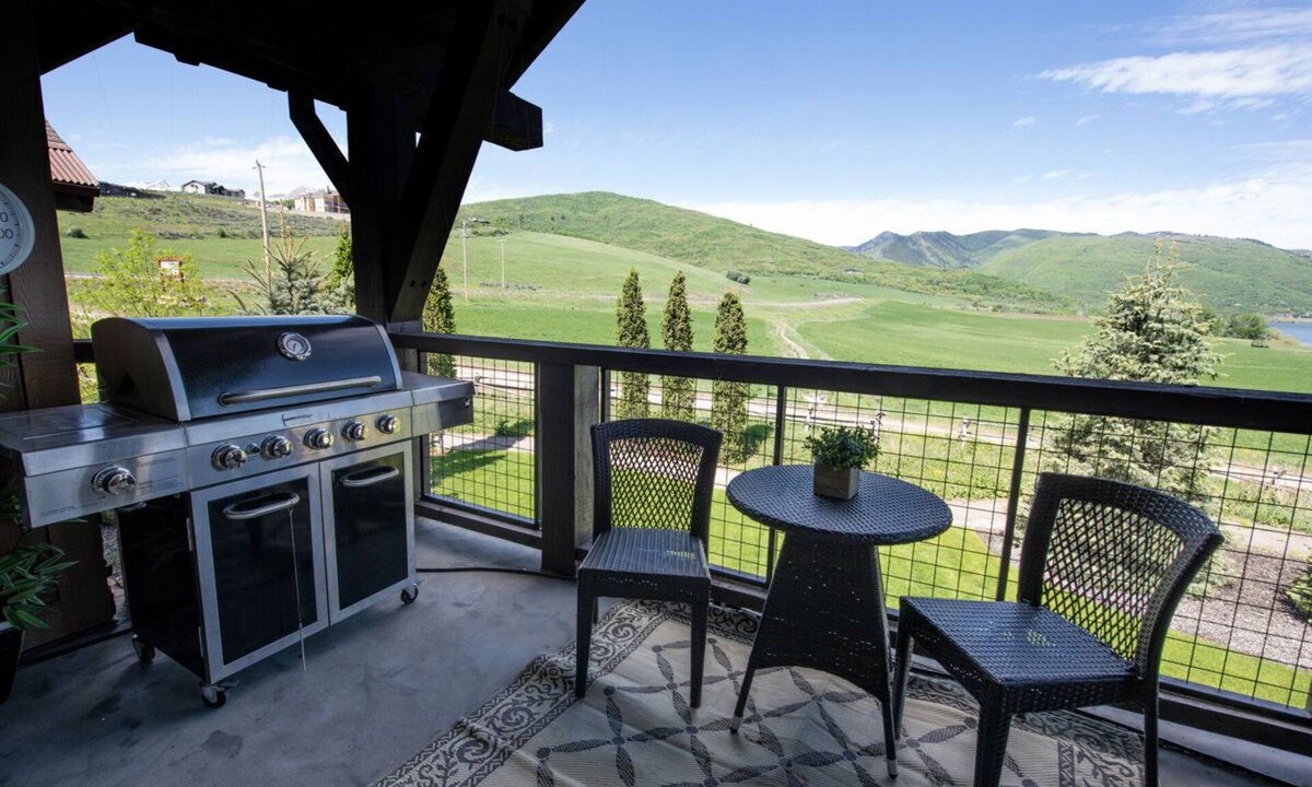 Huntsville Condo | Upper Level. Amazing Mountain Views. Exposed Wooden Beams. EW103