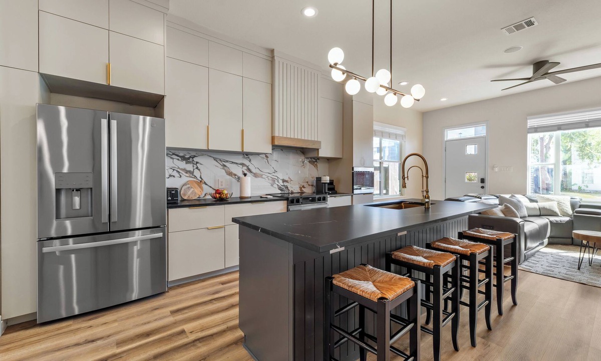 North Houston House | Upscale Houston 3BR I Gated Parking I EV I Extended Stay I Greater Heights