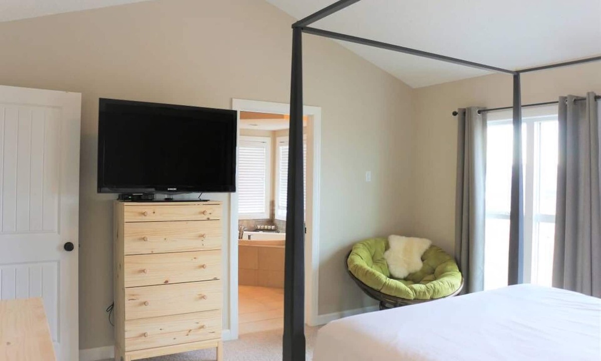 Cochrane House | Upscale Modern Mountain View w/Private Sauna!
