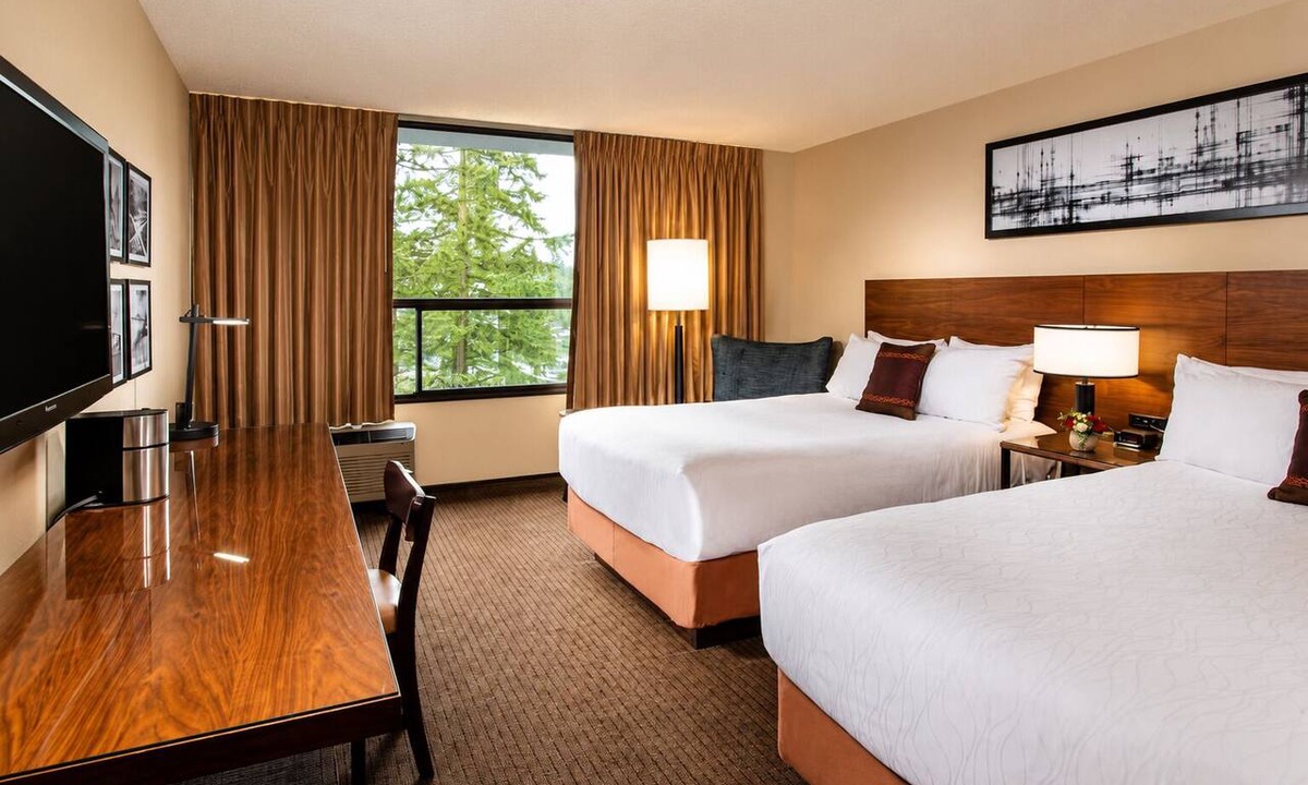 Wilburton Hotel | Upscale Multi-Bed Stay | Courtyard Pool | 1.2 mi to Bellevue Arts Museum