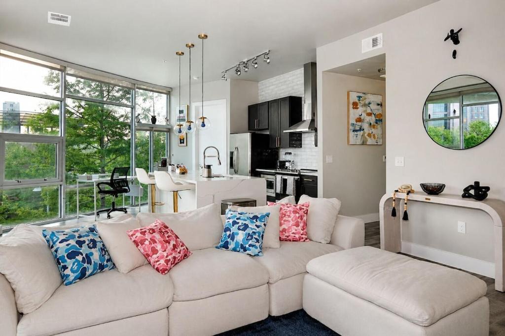 Cityplace Apartment | Uptown Luxe Stay Dallas Skyline View Balcony