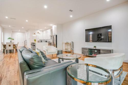 Old East Dallas House | Uptown Modern with Private Patio & 1Gbps Wi-Fi
