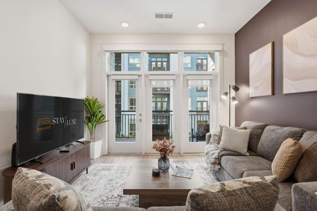 Second Ward Apartment | Urban Escape | Free Parking, Pool, Gym