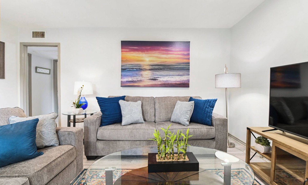 Junius Heights Apartment | Urban Escape Stylish 2 BR Apt