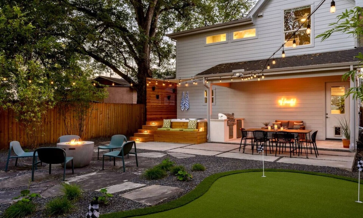 Govalle House | Urban retreat w/Spa, Movie, Mini-Golf in DT/6th St