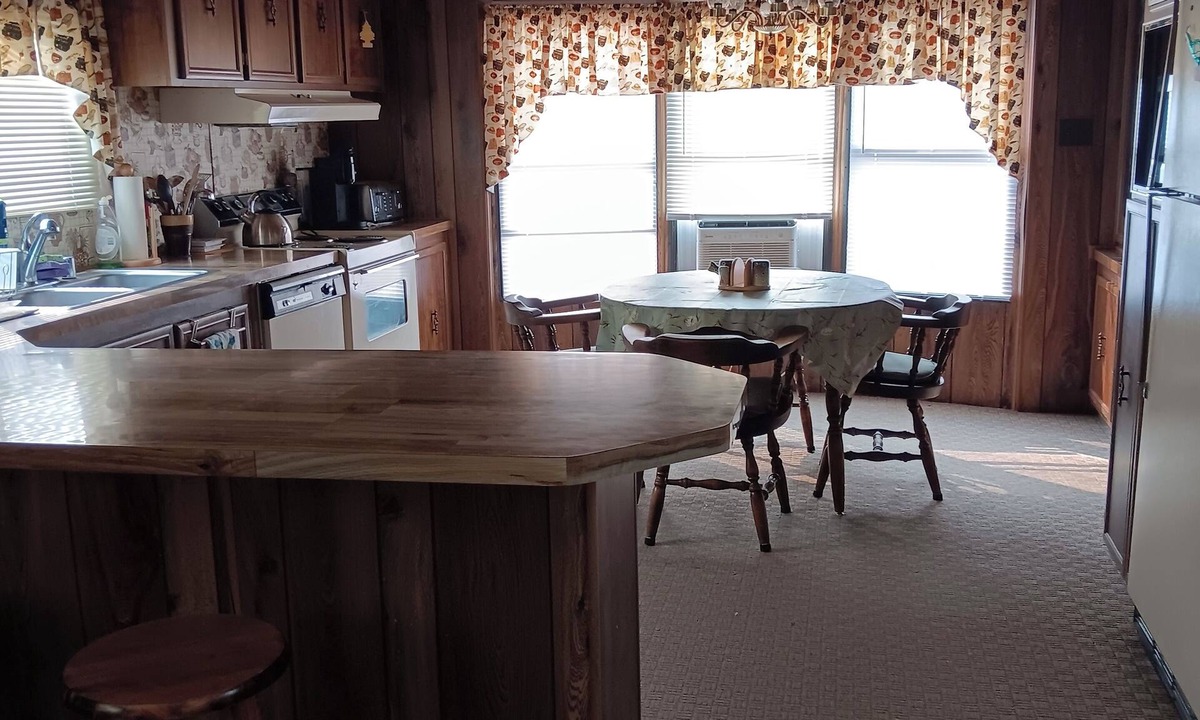 Fort Smith House | Vacation Abode! Same Host as Fly Fisher Abode. Family friendly. 2 bd/1lrg bath.