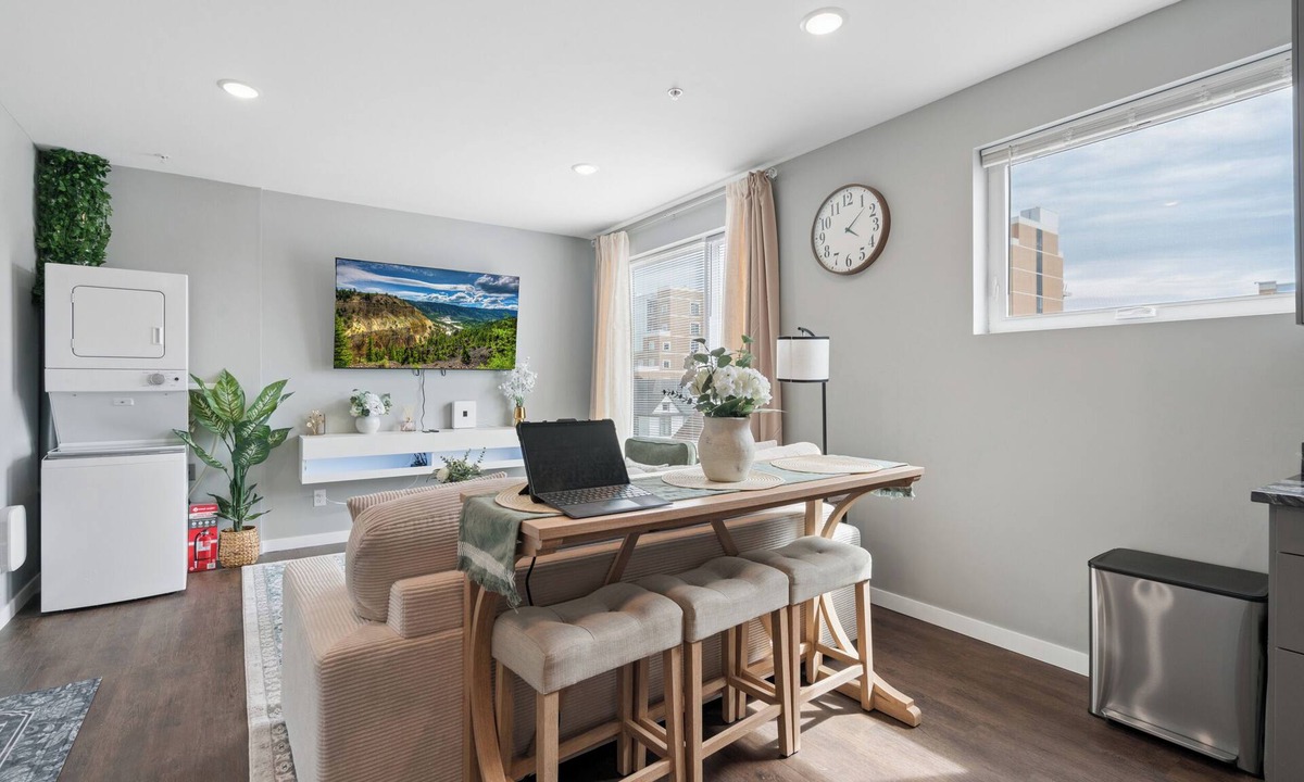 Minneapolis Apartment | Valclyde Haven/sleeps 4- Pet friendly - Steps to Child Hosp