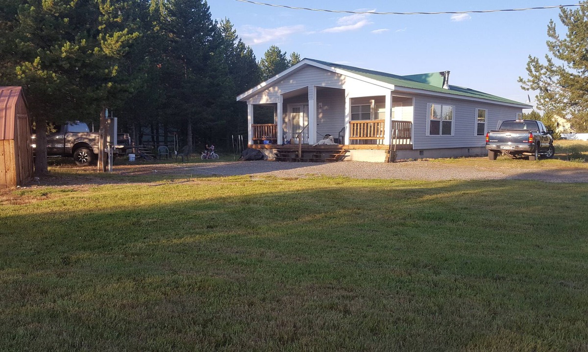 Last Chance House | Very ample & cozy rental in beautiful Island Park! Fisherman & family friendly!