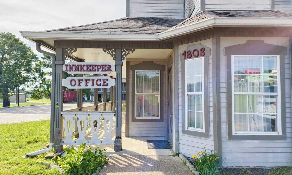 Athens Hotel | Victorian Inn