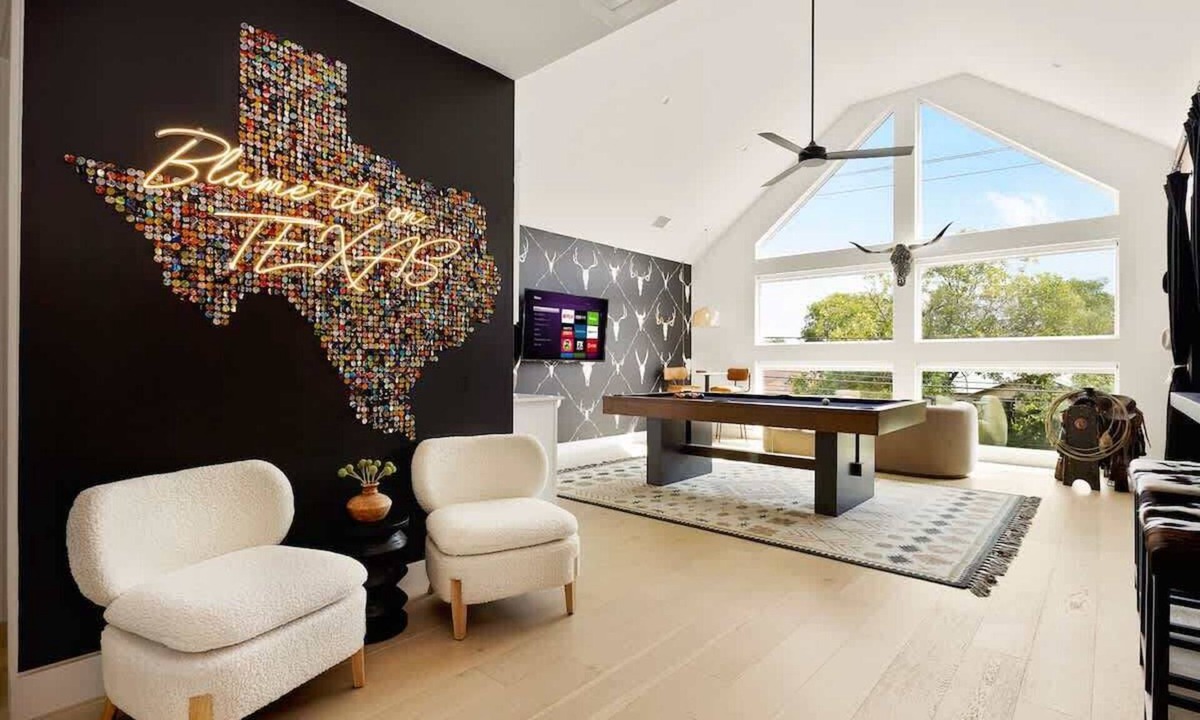 South Lamar Villa | Villa Sleeps 14, Pool, Movies, Games, Mins from Downtown
