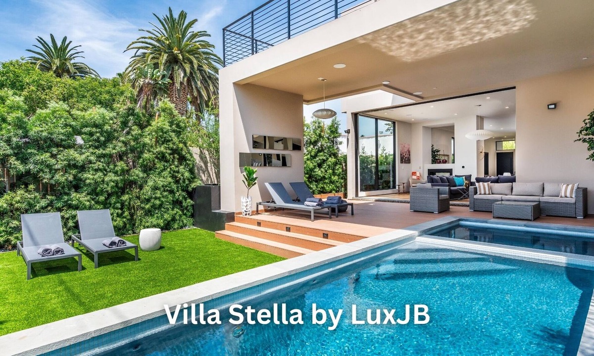 Beverly Hills Villa | Villa Stella by LuxJB 🏆 Family Friendly 🏆 Heated Pool & Jacuzzi