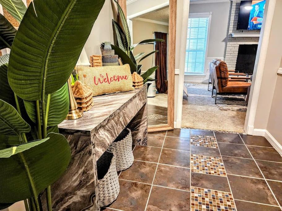Whitehaven House | VillaQuèFrancia near Elvis Presley's Graceland 6 mins from Airport, Shuttle, & Rental Vehicle
