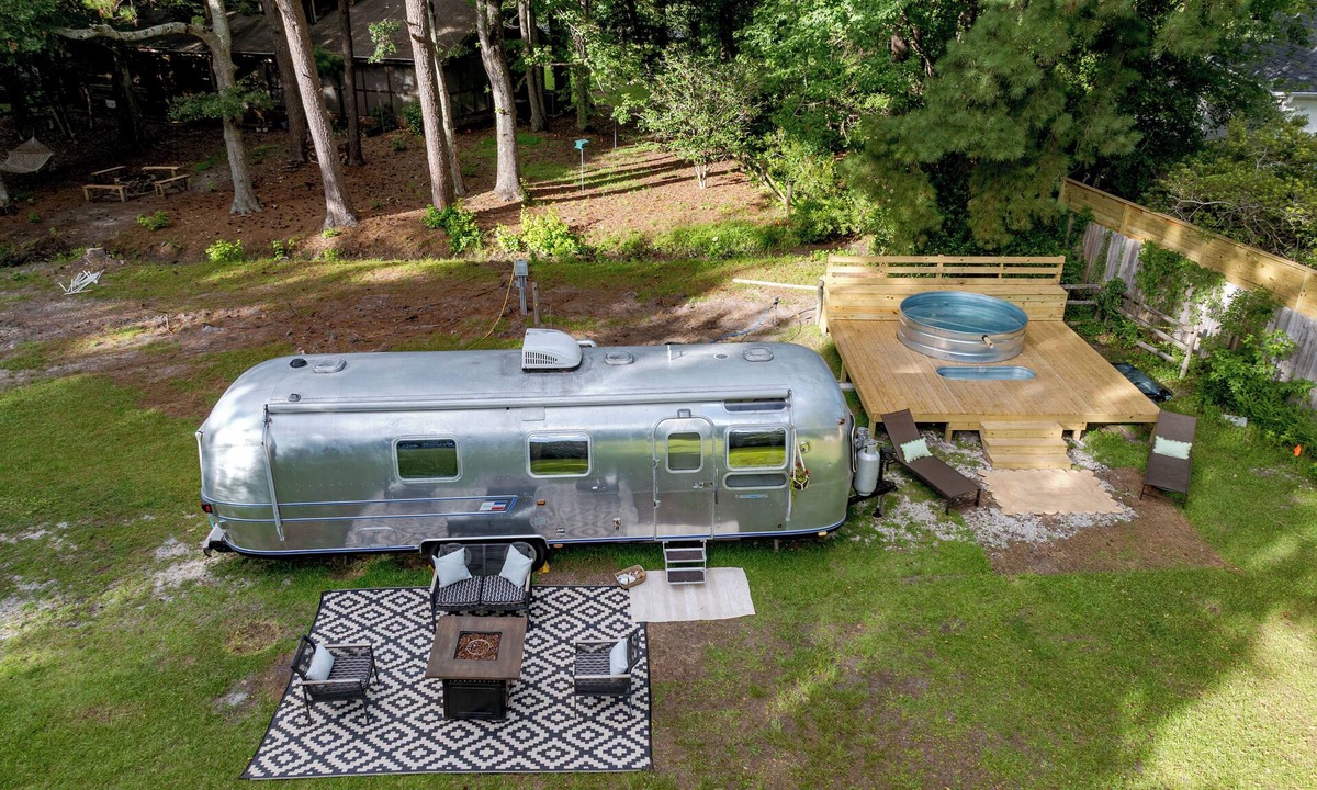 Bayshore House | Vintage Airstream Glamping w/Cowboy Pool Near Wilmington