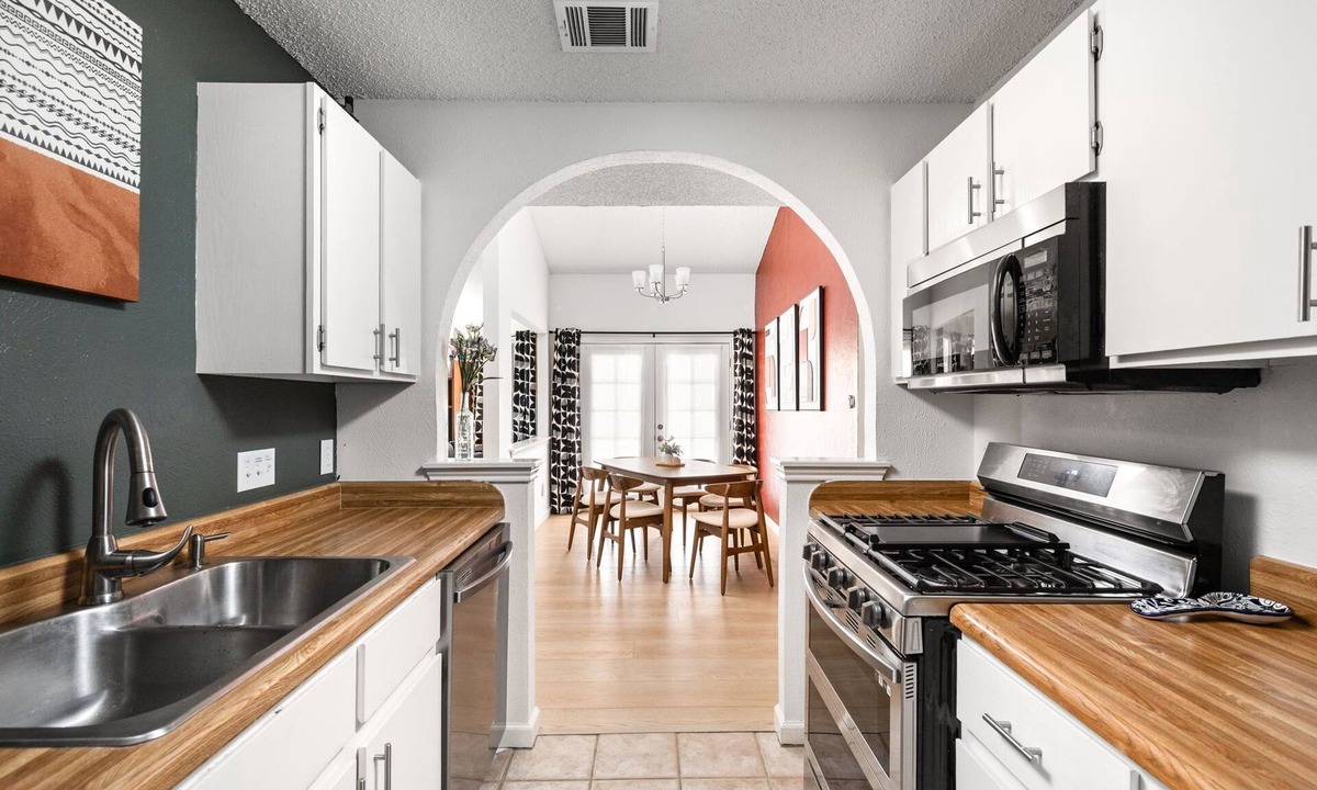 Buckingham Estates House | Vinyl Nest: Patio & Grill | Music | Sleeps 10