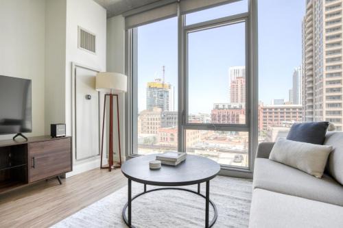 West Loop Gate Apartment | W Loop Studio w Deck Pool Gym 3 blocks to L CHI-644