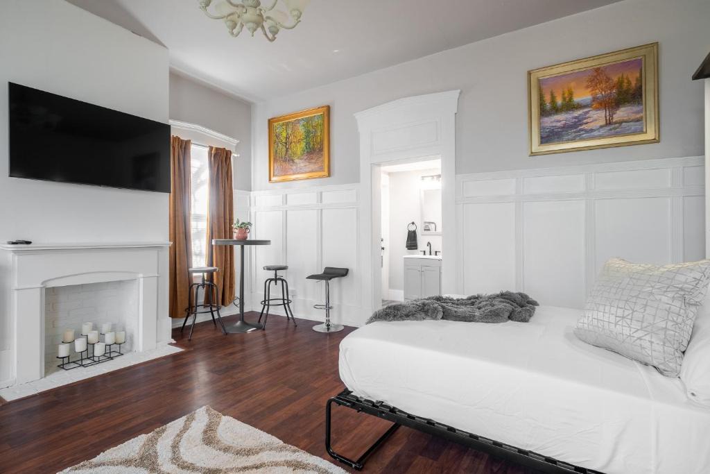 Columbus House | Walk/Bike everywhere from this Historic Chic Studio