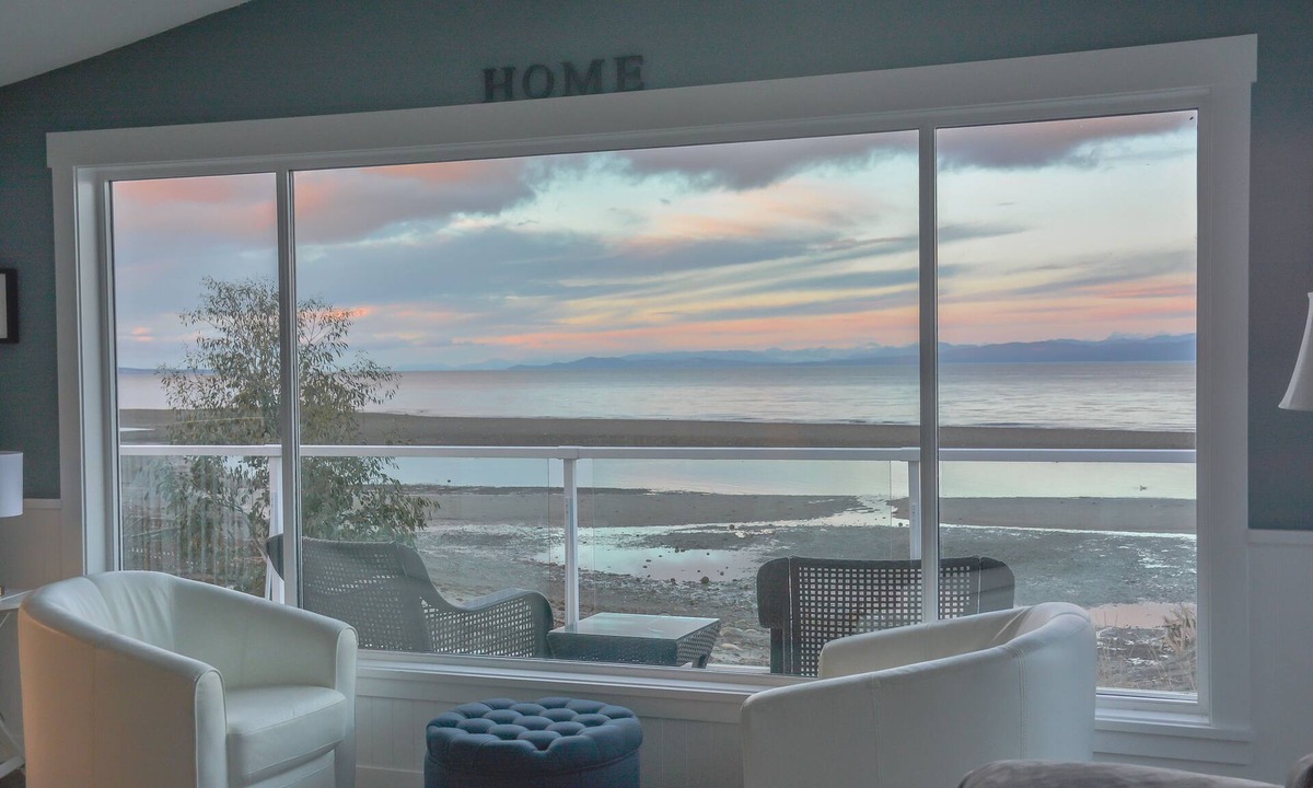 Regional District of Nanaimo Hotel | Walk on waterfront home in Qualicum Beach