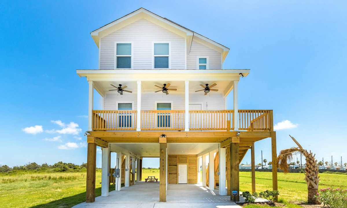 Indian Beach House | Walk to Beach | Family Retreat, Home In Galveston Texas