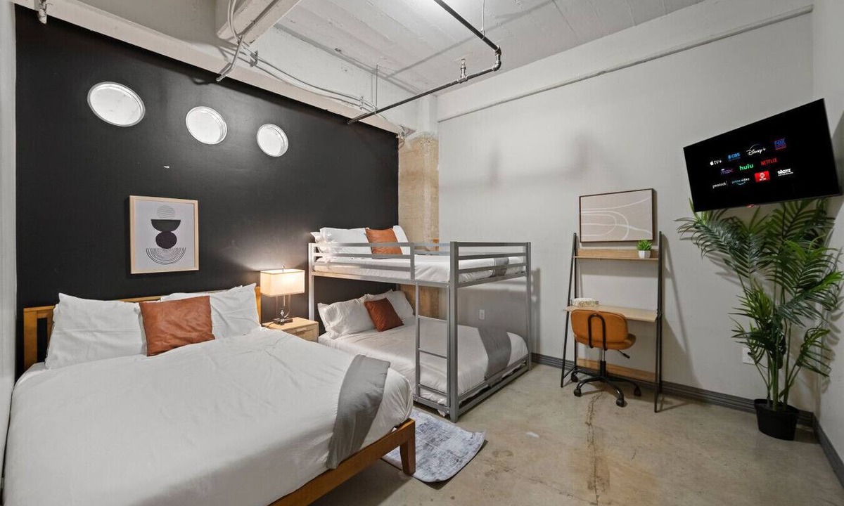 Downtown Dallas Apartment | Walk to Convention Center | Pool + Valet Parking