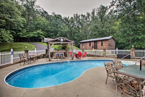 Henry House | Walk to Lake: Henry Group Getaway w/Outdoor Fun!