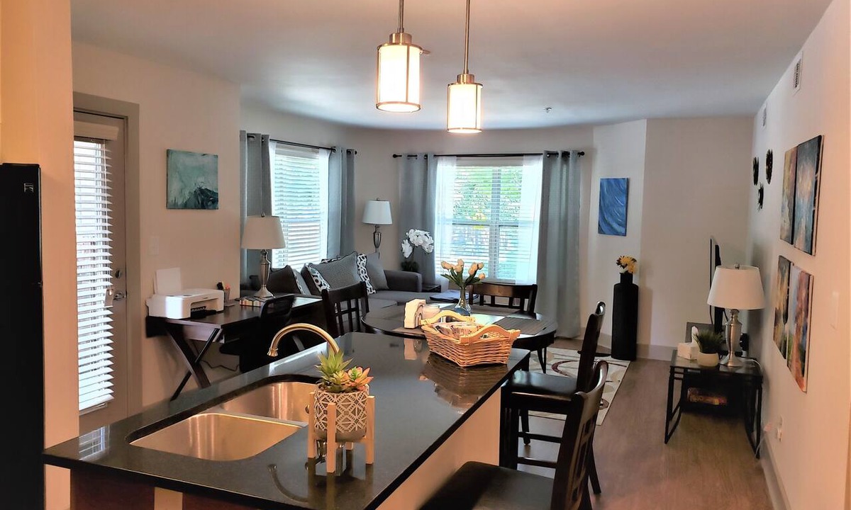 Downtown Atlanta Apartment | Walk to Mercedes-Benz FIFA 2026, Georgia Aquarium and Other Major Attractions
