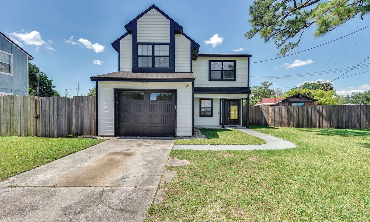 Northside House | Walk to Trout River Pier: Modern Home w/Yard