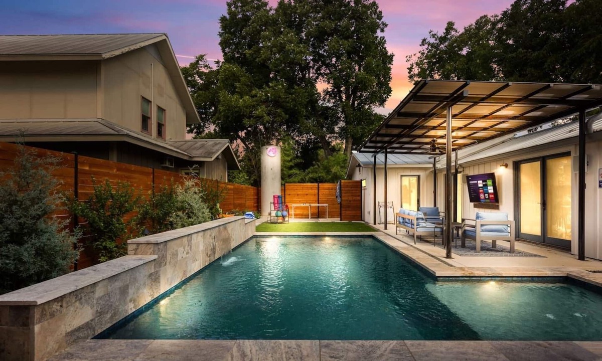 Southtown House | Warm King Wm Getaway | Heated Pool Near Riverwalk