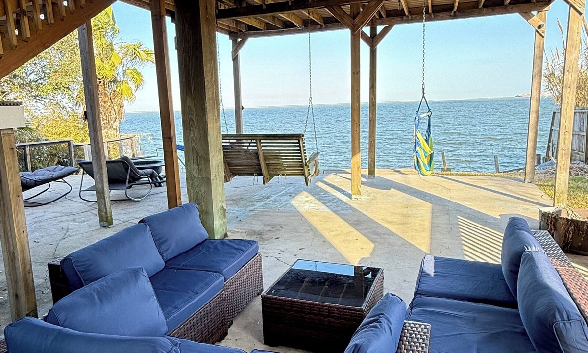 La Porte House | Waterfront 3BR 2BA Home near Kemah, Galveston, NASA, NRG, FIFA World Cup, Rodeo
