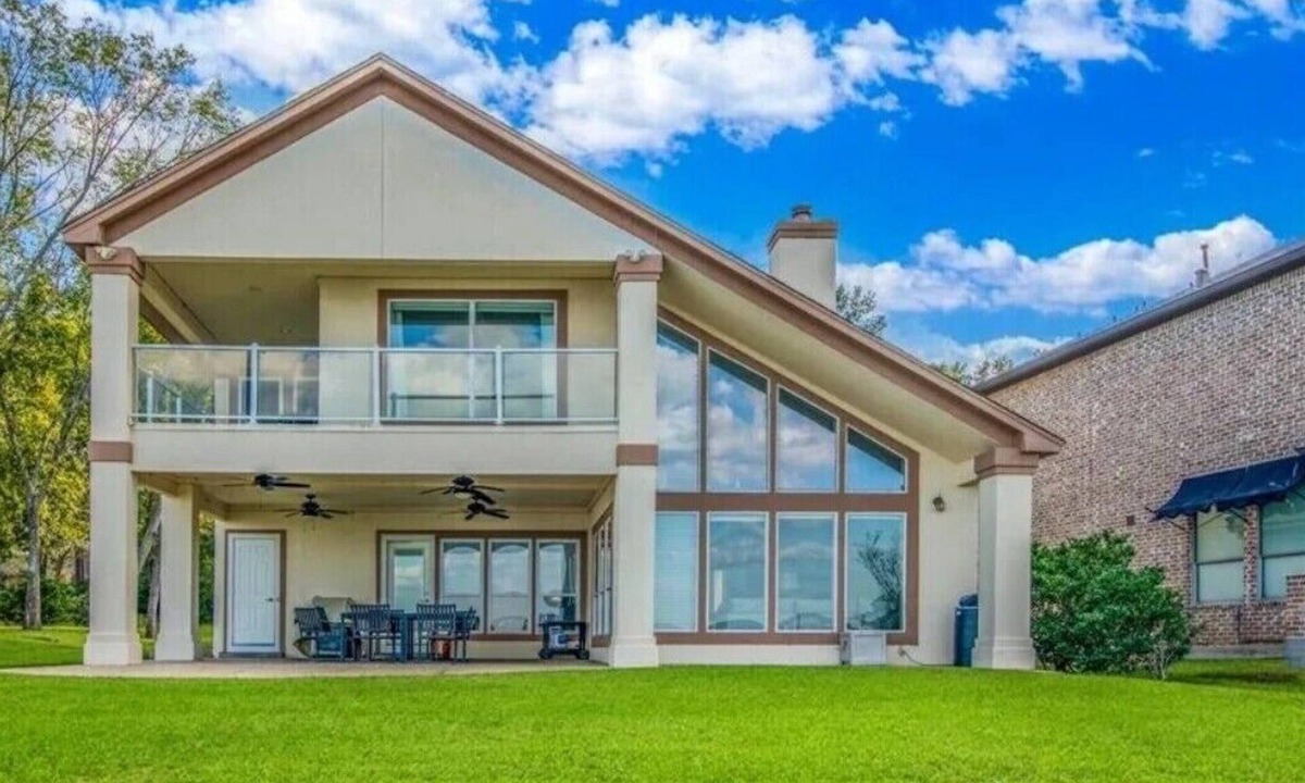 Walden on Lake Conroe House | Waterfront 5BR/5.5BA Home w/2 Docks and Private pool and spa