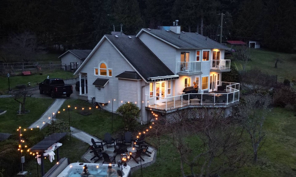 Sechelt House | Waterfront House with Private Beach Access