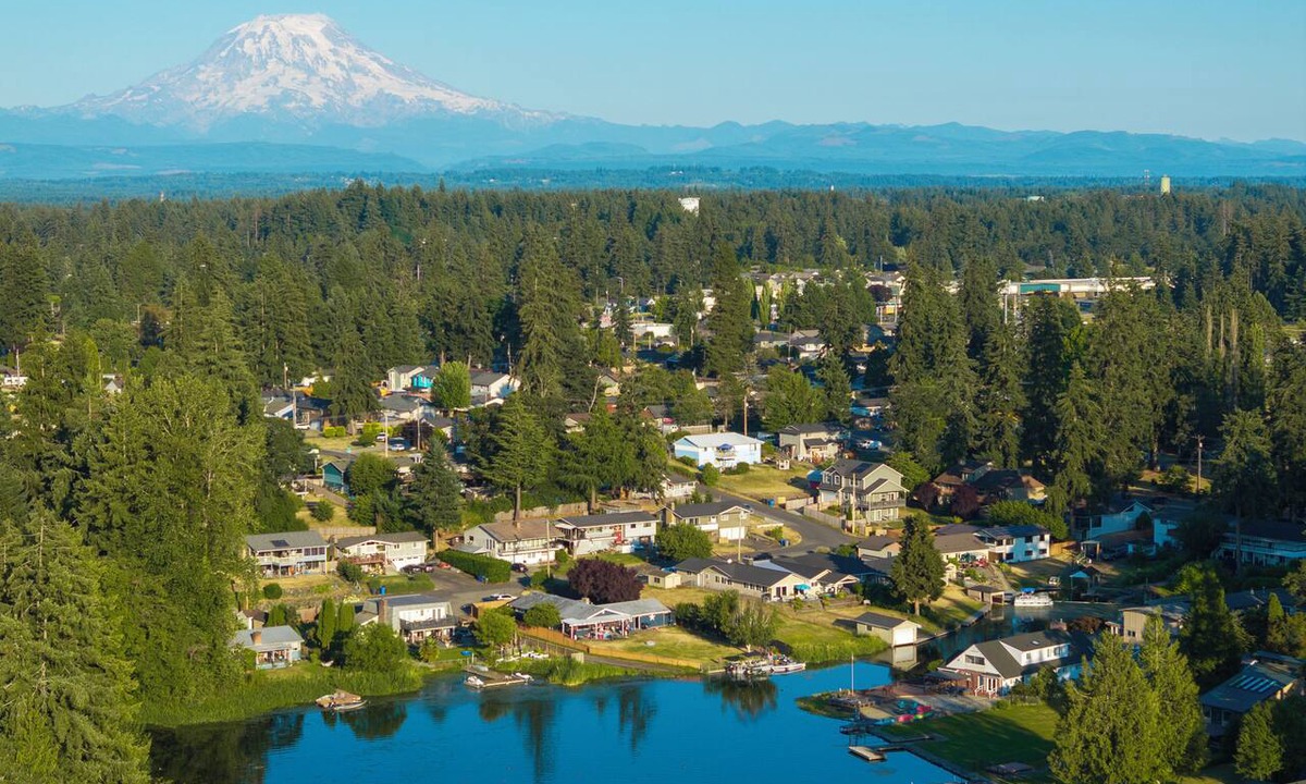 Fort Lewis House | Waterfront Spanaway lake -Private Dock, Kayaks, Sleeps 15 -AC