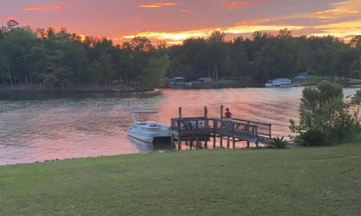 Bowling Green Cottage | Water’s Edge Cottage—3-BR/6 Bed Lake Wylie Stay—Fire Pit!
