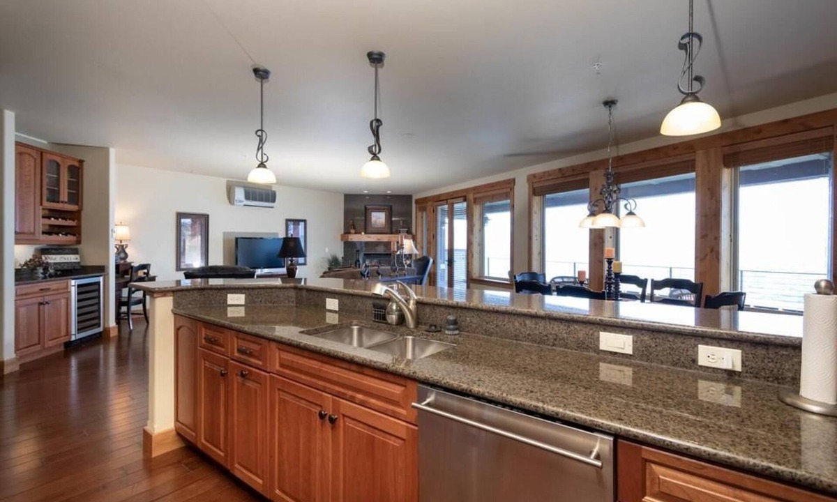 Lakeside Condo | Waterside Retreat