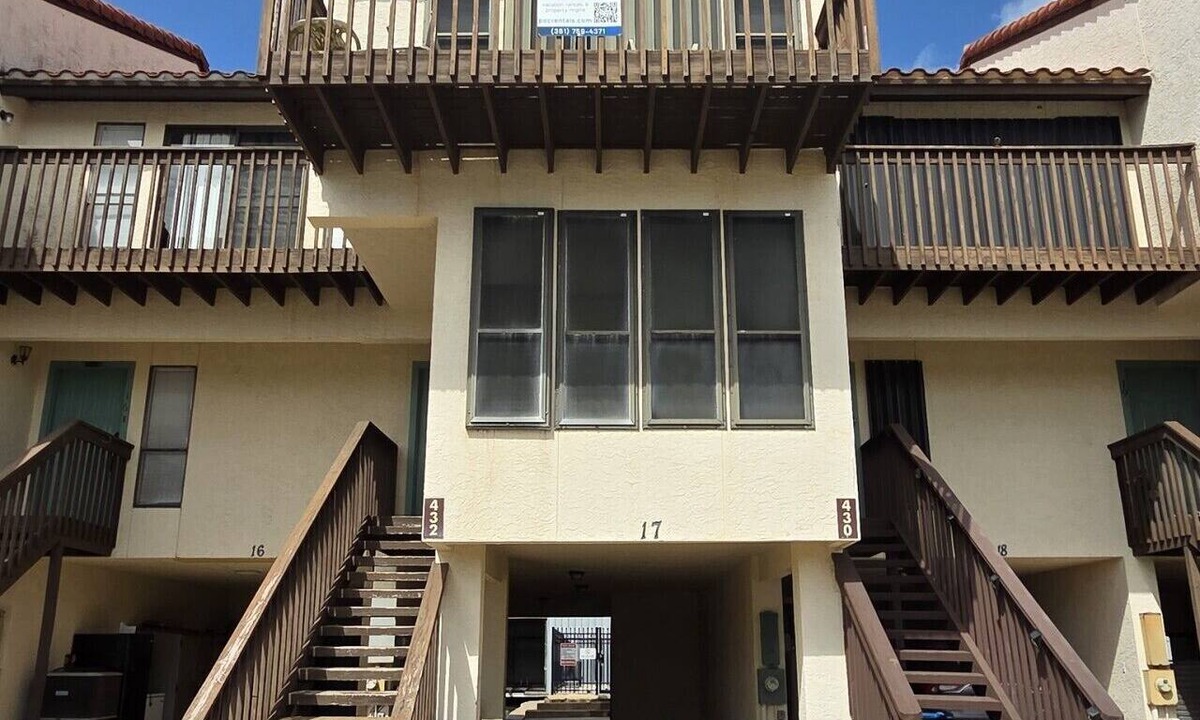 Port O Connor Villa | Waterview Condo with First Come/First Serve Boat Slip and Community Swimming Pool