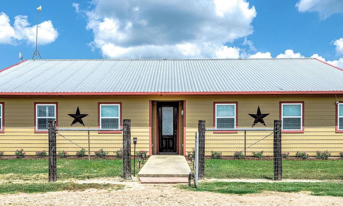 Brookshire House | Weekend Getaway - Country Oasis Pool, Hot Tub, Texas Longhorns & Event Venue